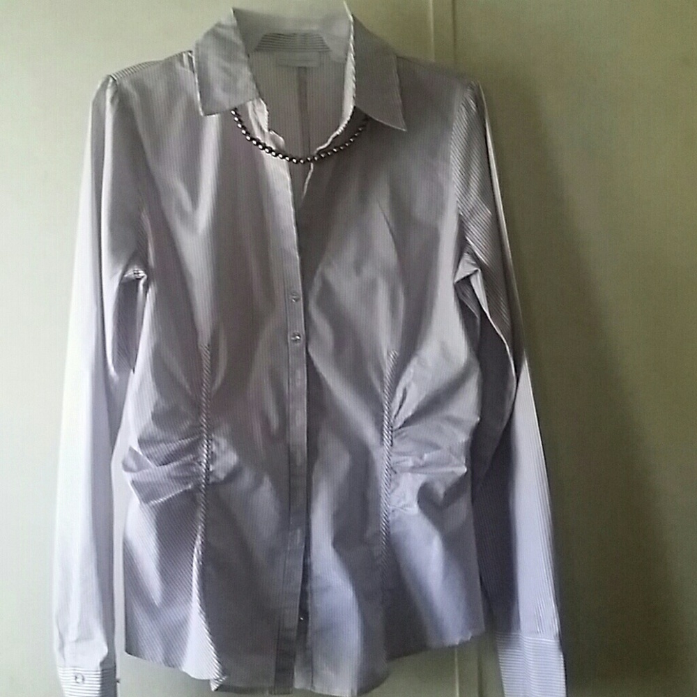 Beautiful button down top - Picture 2 of 3